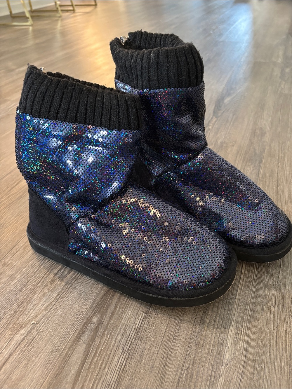 Victoria Secret PINK Faux Fur Mukluks Reversible Silver Bling
Boots Size 7-8 M